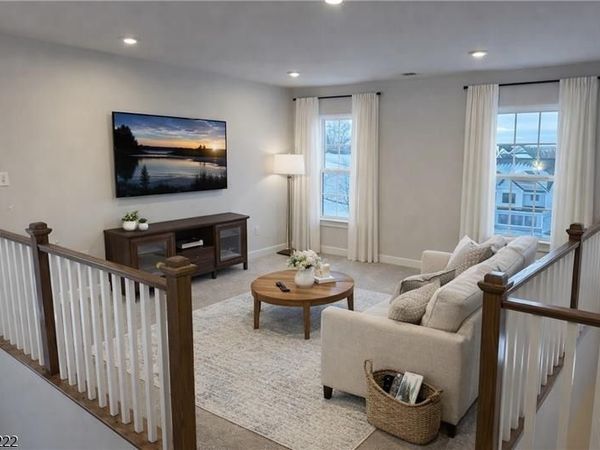 16 Glacier Way, Union, NJ 08867