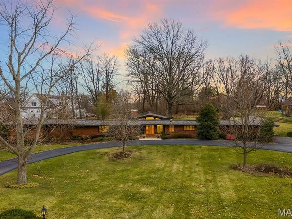 10 Country Estates Place, Frontenac, MO 63131