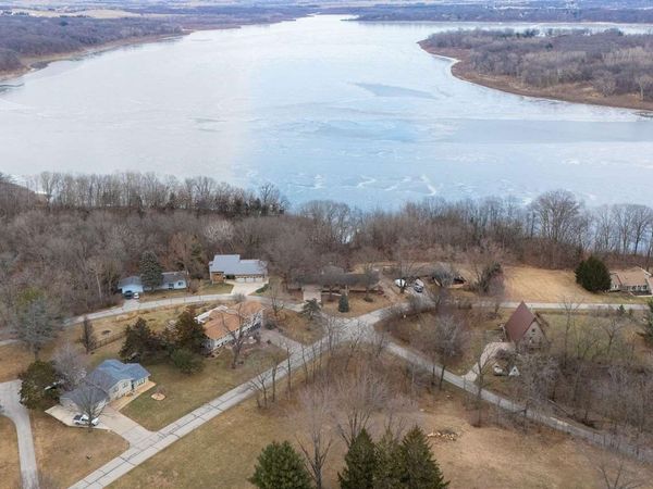 1896 Sunset Dr NE, Solon, IA 52333