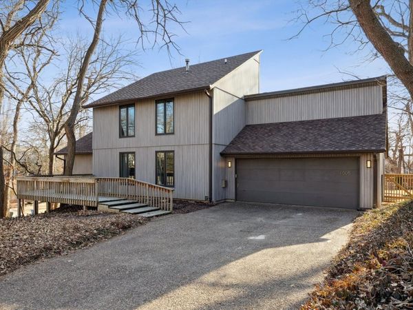 1005 Canterbury Court, Davenport, IA 52806
