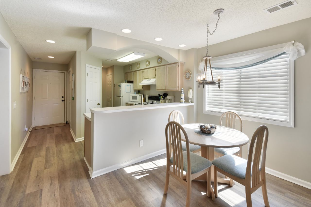 1900 Duffy St. Photo 6