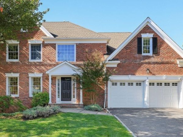 9 Apple Tree Ln, Warren, NJ 07059
