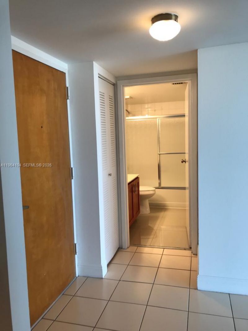 7601 E Treasure Dr, Unit 915, North Bay Village, FL 33141 Photo