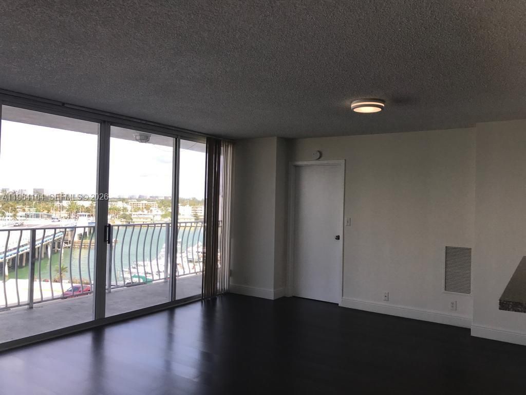 7601 E Treasure Dr, Unit 915, North Bay Village, FL 33141 Photo