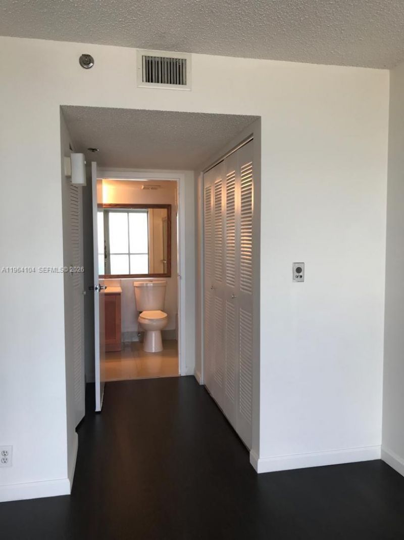 7601 E Treasure Dr, Unit 915, North Bay Village, FL 33141 Photo