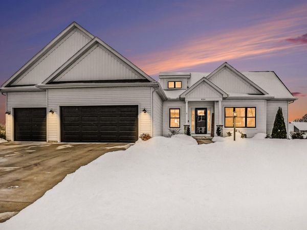 404 W Daybreak Drive, Lakeville, IN 46536