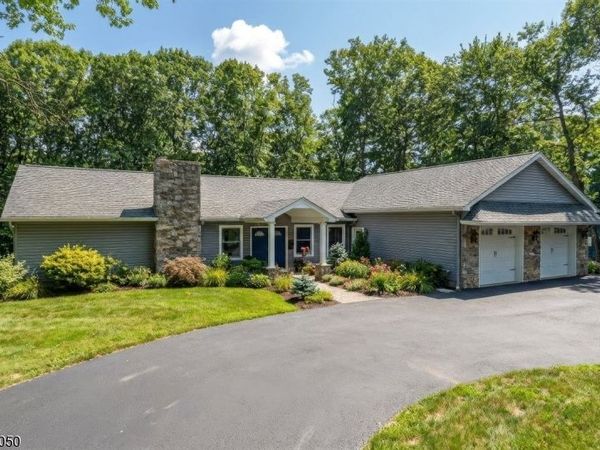 24 Lakeview Dr, Kinnelon, NJ 07405