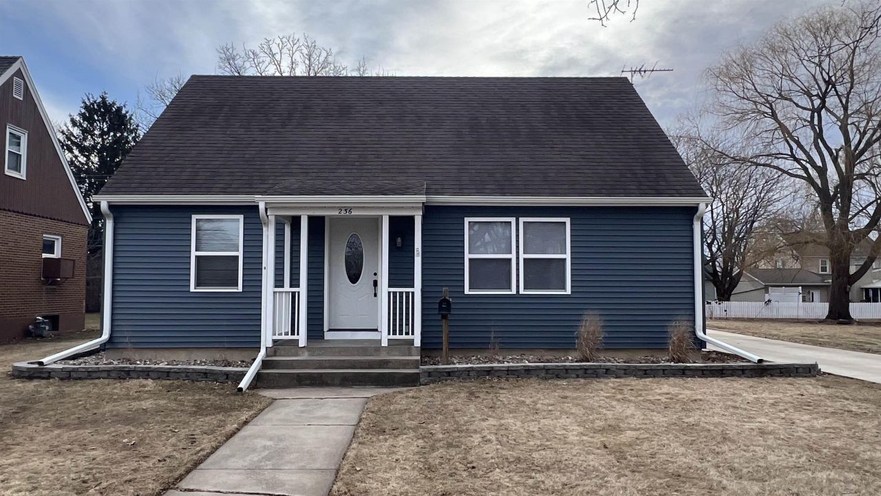 236 S Chestnut Avenue, New Hampton, IA 50659 Main Photo