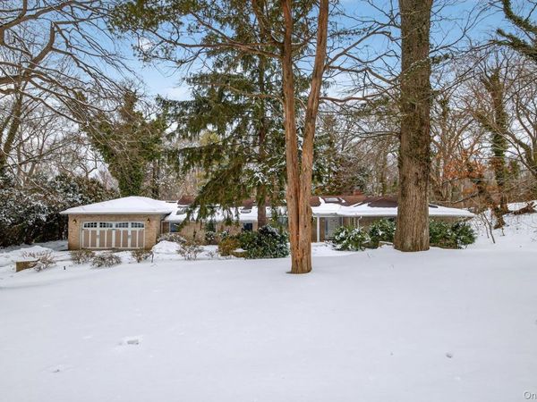 11 Juneau Boulevard , Woodbury, NY 11797