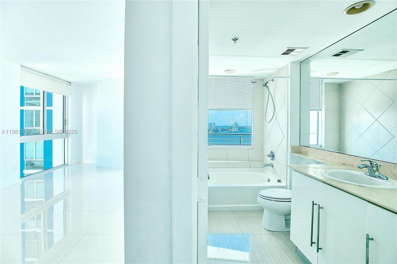 325 S Biscayne Blvd , Unit 2726, Miami, FL 33131 Photo