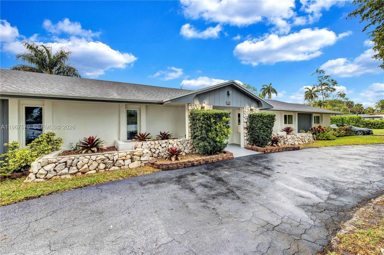 3211 Calle Largo Dr, Hollywood, FL 33021 Photo