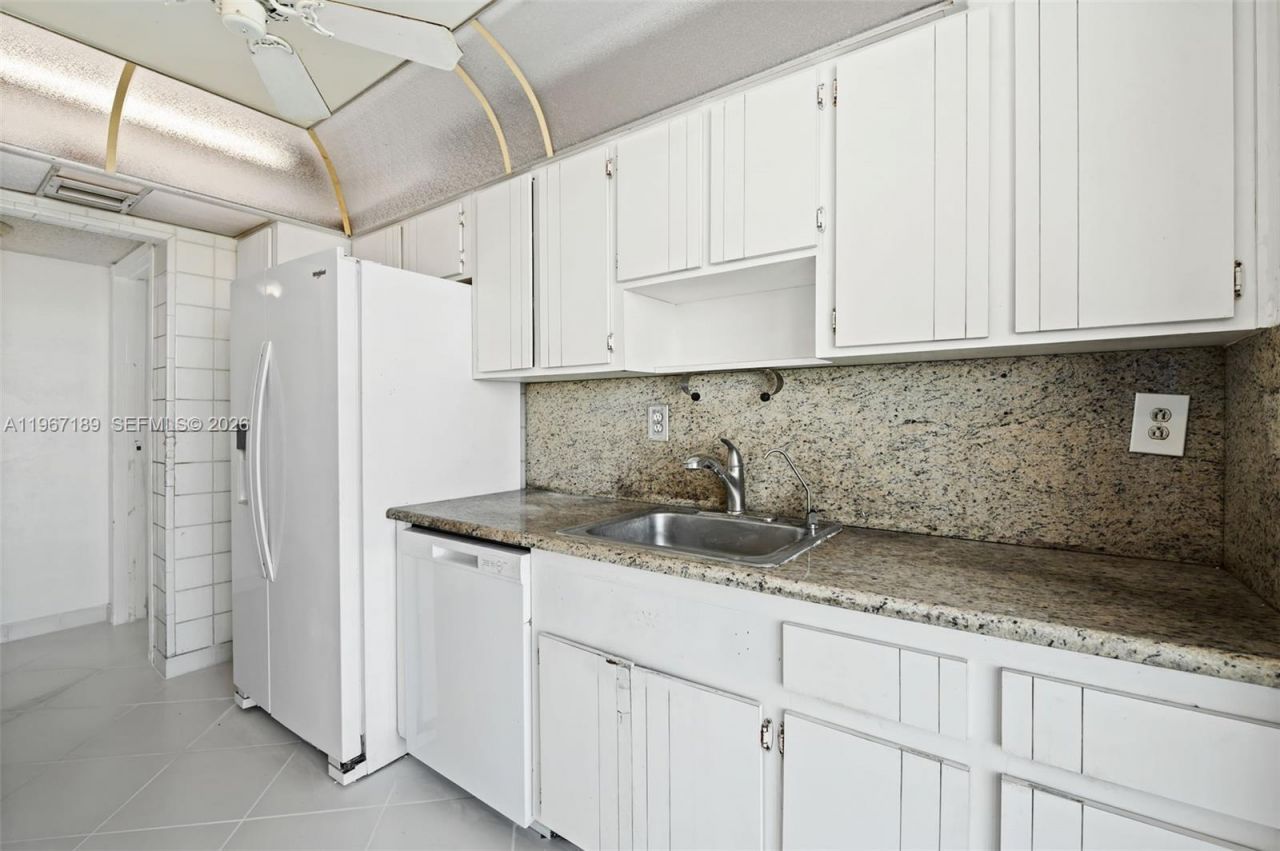 8100 Byron Ave, Unit 303, Miami Beach, FL 33141 Photo