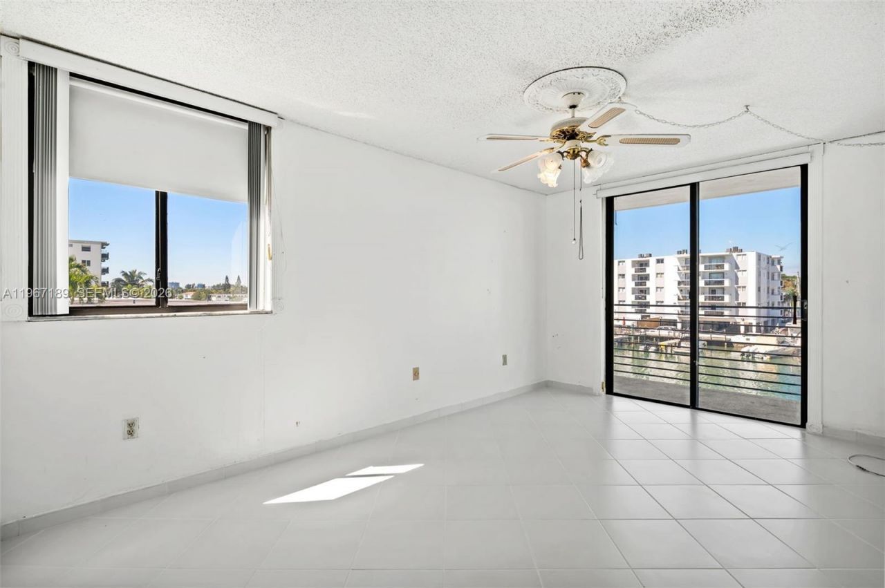 8100 Byron Ave, Unit 303, Miami Beach, FL 33141 Photo