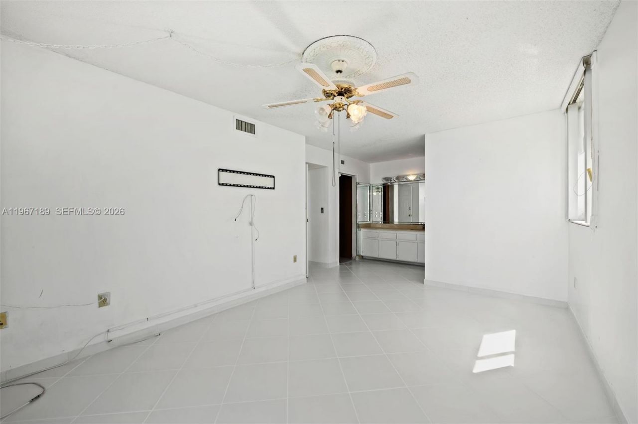 8100 Byron Ave, Unit 303, Miami Beach, FL 33141 Photo