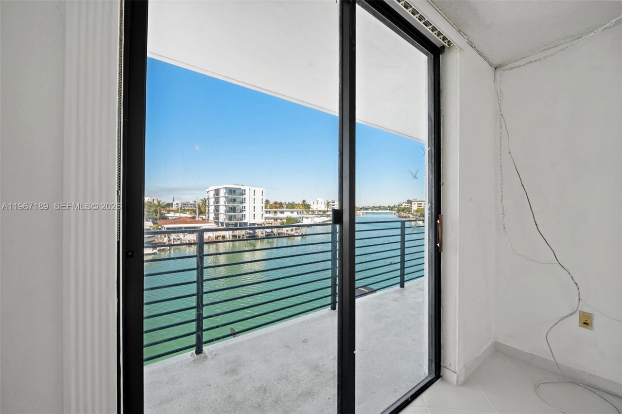 8100 Byron Ave, Unit 303, Miami Beach, FL 33141 Photo