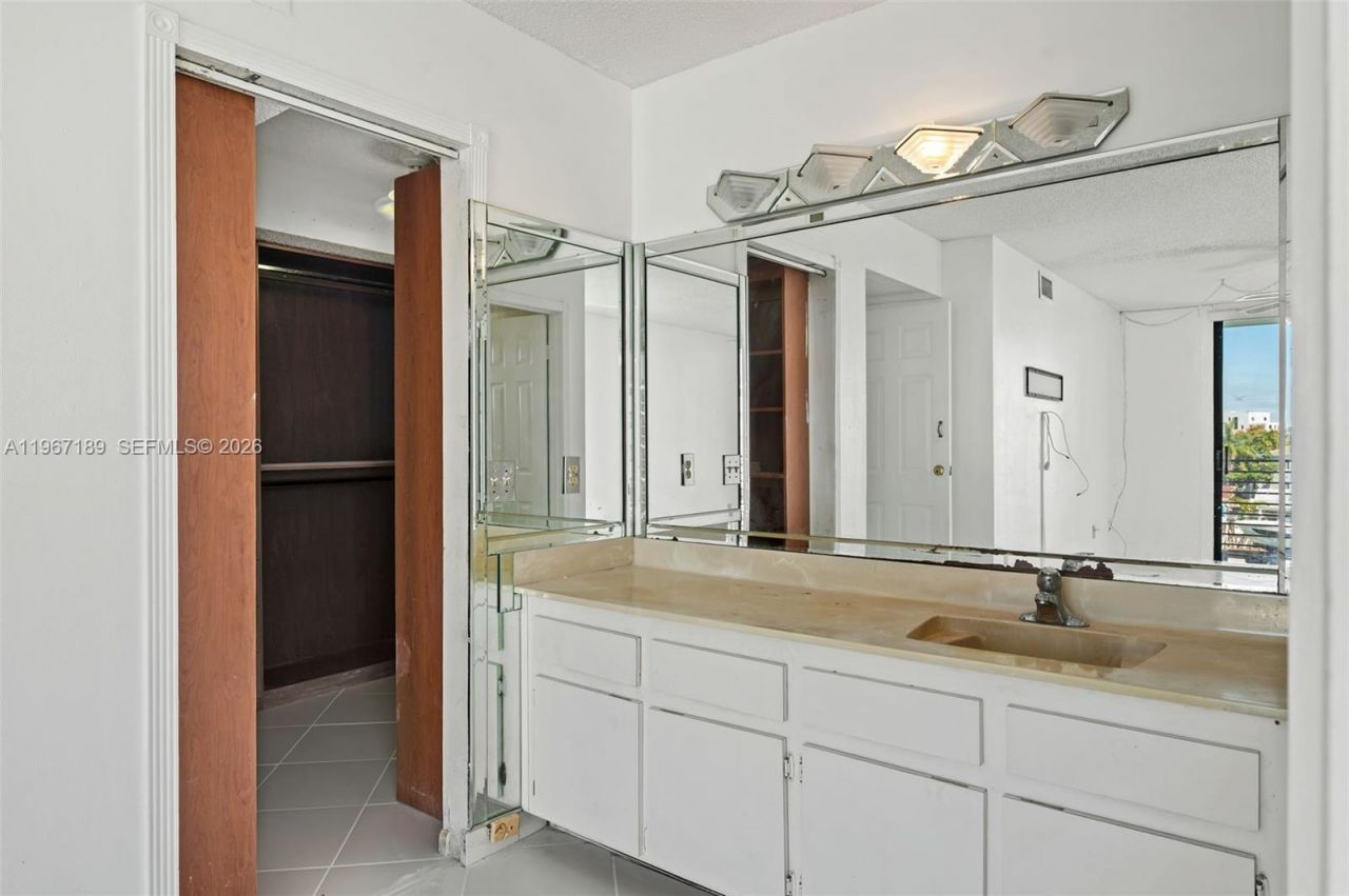 8100 Byron Ave, Unit 303, Miami Beach, FL 33141 Photo