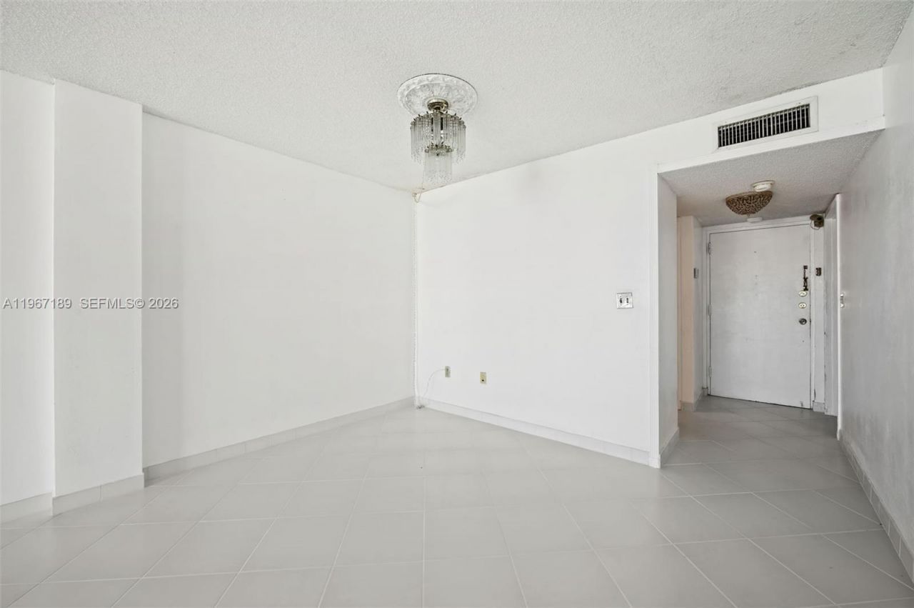 8100 Byron Ave, Unit 303, Miami Beach, FL 33141 Photo