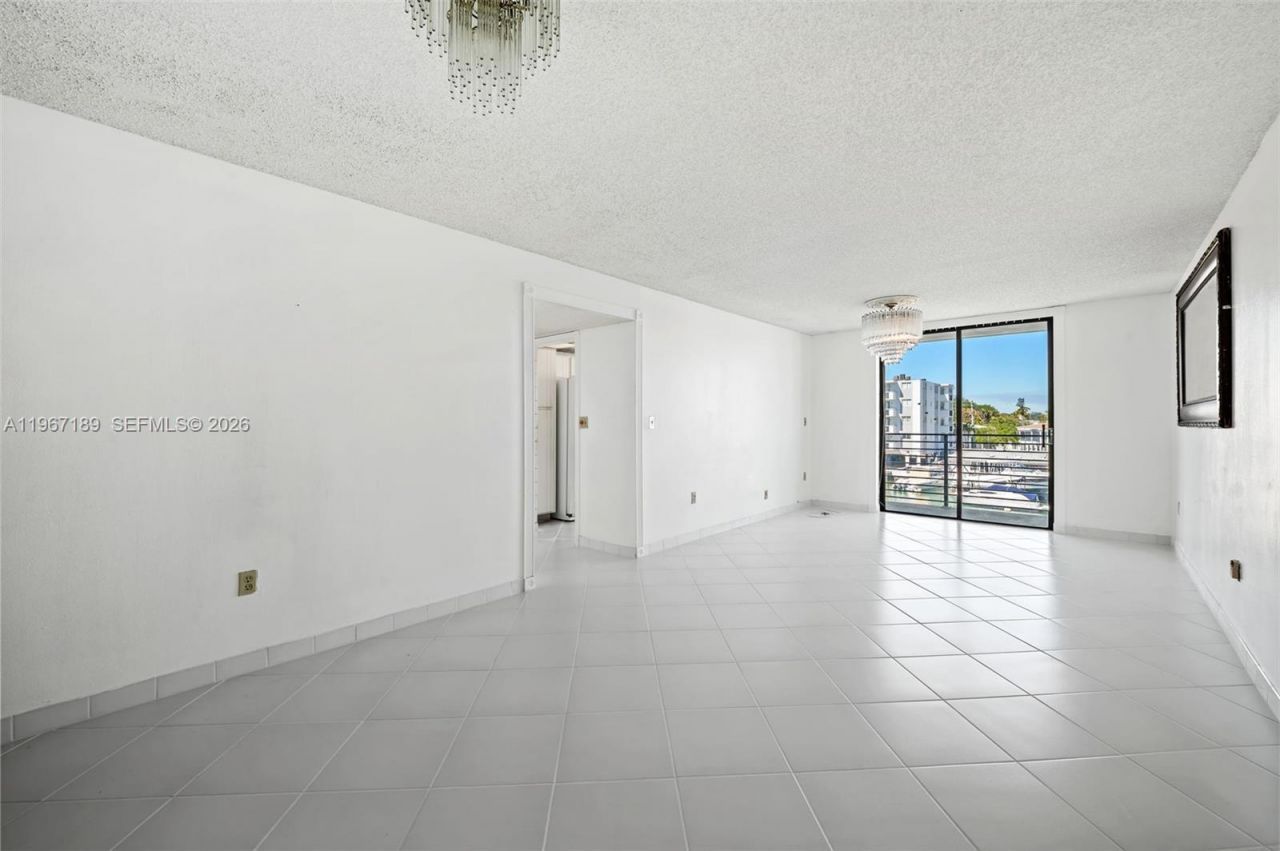 8100 Byron Ave, Unit 303, Miami Beach, FL 33141 Photo