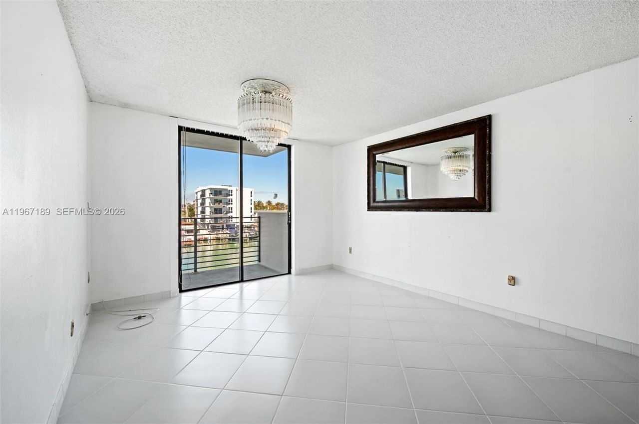 8100 Byron Ave, Unit 303, Miami Beach, FL 33141 Photo