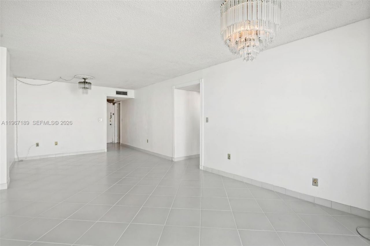 8100 Byron Ave, Unit 303, Miami Beach, FL 33141 Photo