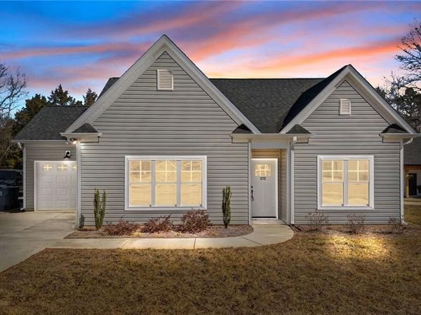 372 W LEE Avenue, Yadkinville, NC 27055