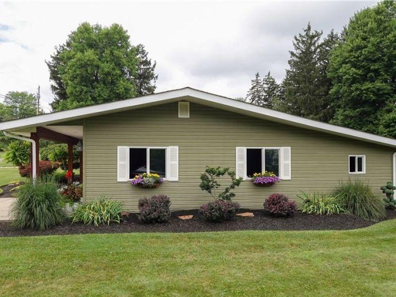 8075 Crestwood Drive, Garrettsville, OH 44231 Photo 3