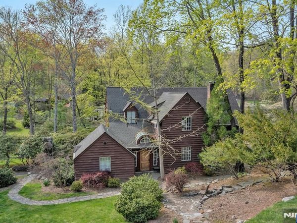 17 Hillside Avenue, Upper Saddle River, NJ 07458