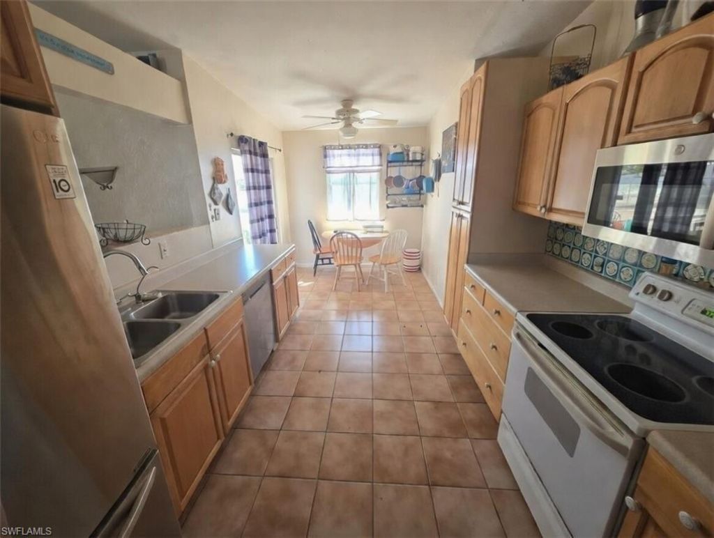 518 Jacaranda Pkwy E, Cape Coral, FL 33909 Photo