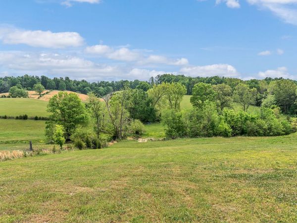 1528 Fairfield Rd, Westmoreland, TN 37186