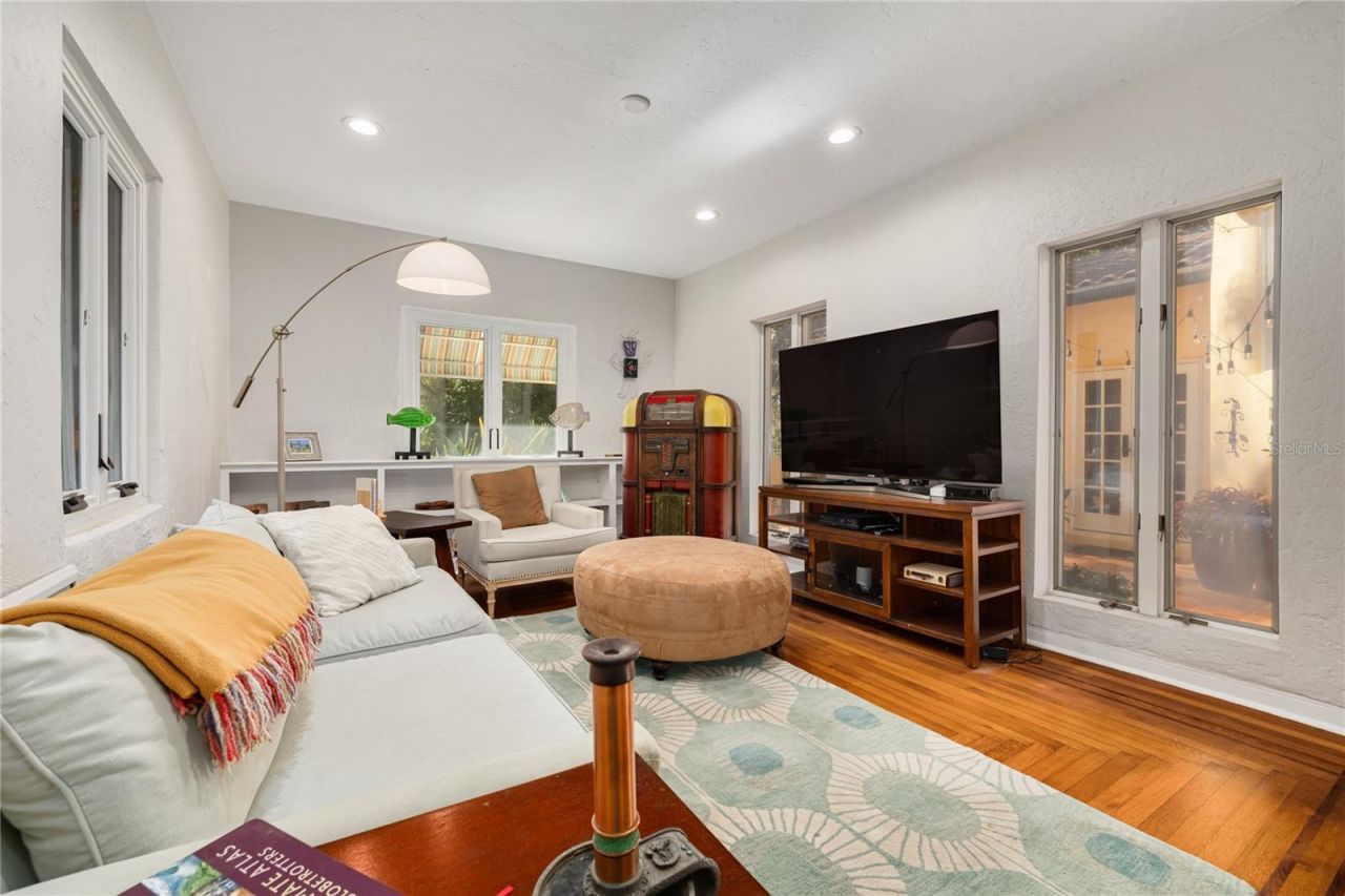 438 Villagrande Avenue S, Saint Petersburg, FL 33707 Photo