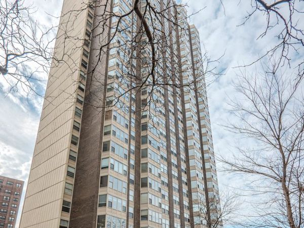525 W Hawthorne Place, Unit 101, Chicago, IL 60657