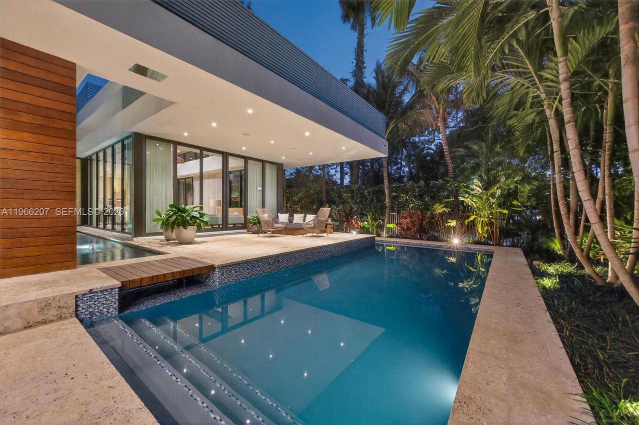 2300 Sunset Dr , Miami Beach, FL 33140 Photo