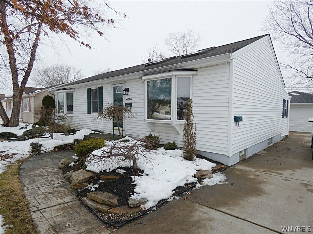 4326 E Frontier Drive, Buffalo, NY 14219 Main Photo