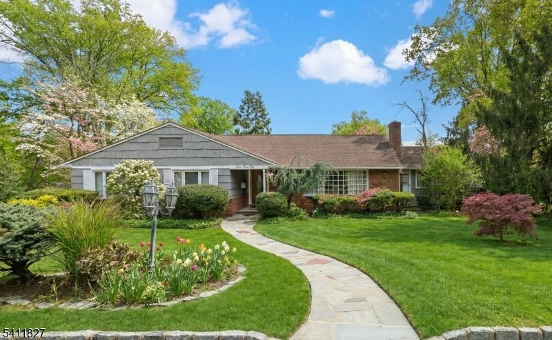 373 Upland Rd, Mountainside, NJ 07092 Main Photo