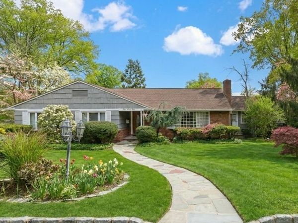 373 Upland Rd, Mountainside, NJ 07092