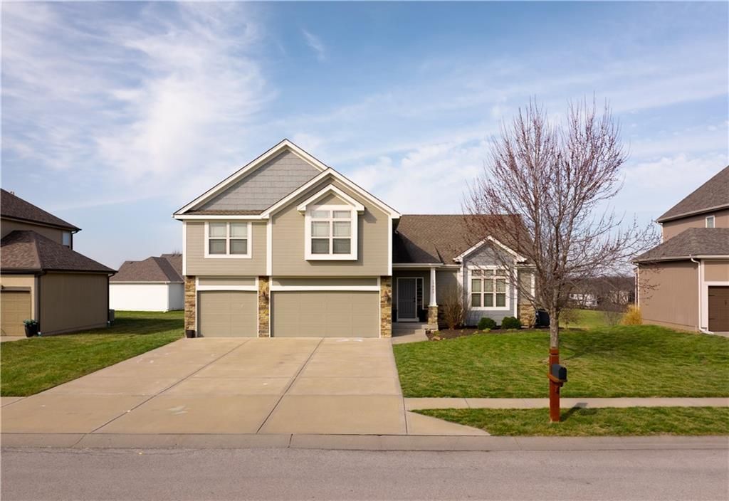 17802 Greyhawke Ridge, Smithville, MO 64089 Main Photo