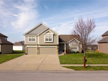 17802 Greyhawke Ridge, Smithville, MO 64089