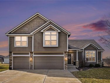 17802 Greyhawke Ridge, Smithville, MO 64089