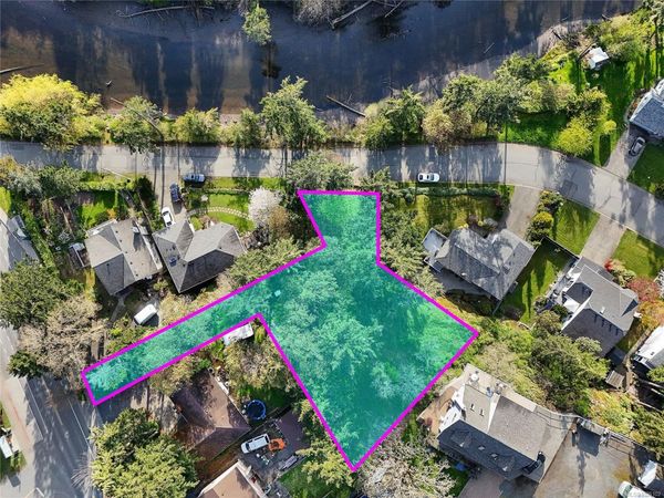 299 Helmcken Rd , View Royal, BC V9B 1L3