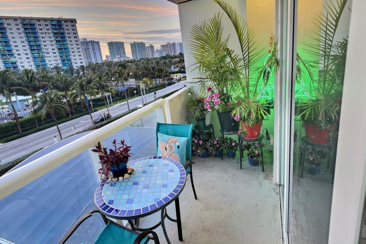 19201 Collins Avenue, Unit 337, Sunny Isles Beach, FL 33160 Photo