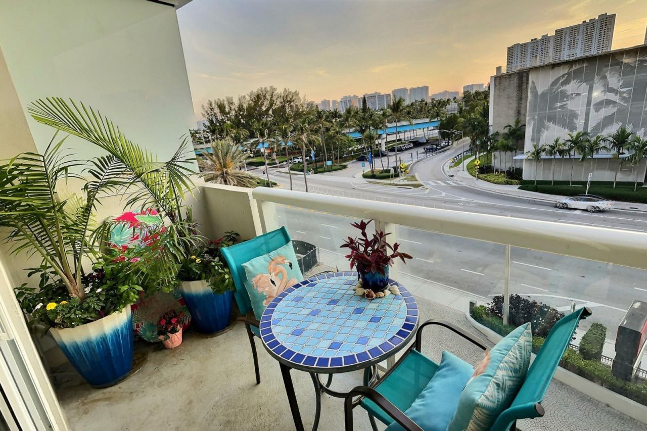 19201 Collins Avenue, Unit 337, Sunny Isles Beach, FL 33160 Photo