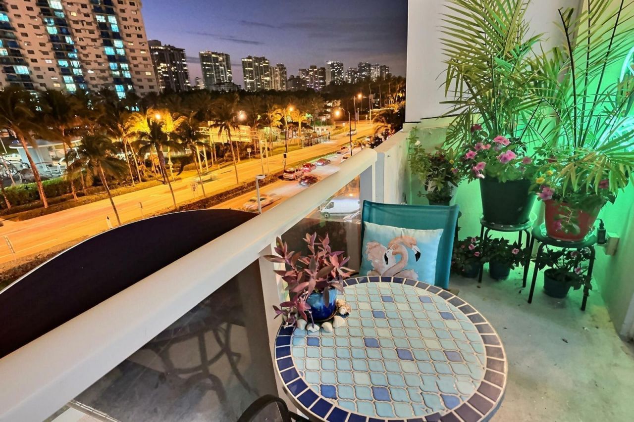 19201 Collins Avenue, Unit 337, Sunny Isles Beach, FL 33160 Photo