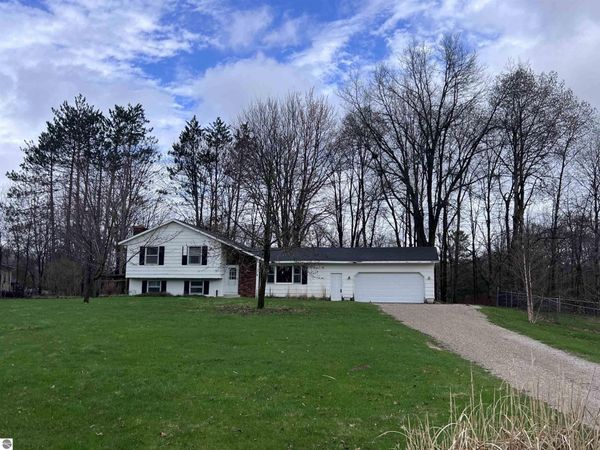 8320 Whispering Pine Circle W, Lake City, MI 49651