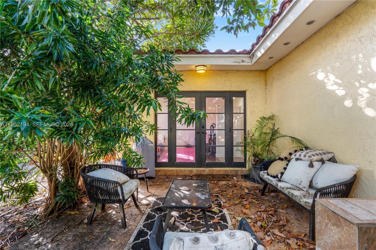 1561 Bird Rd, Coral Gables, FL 33146 Photo