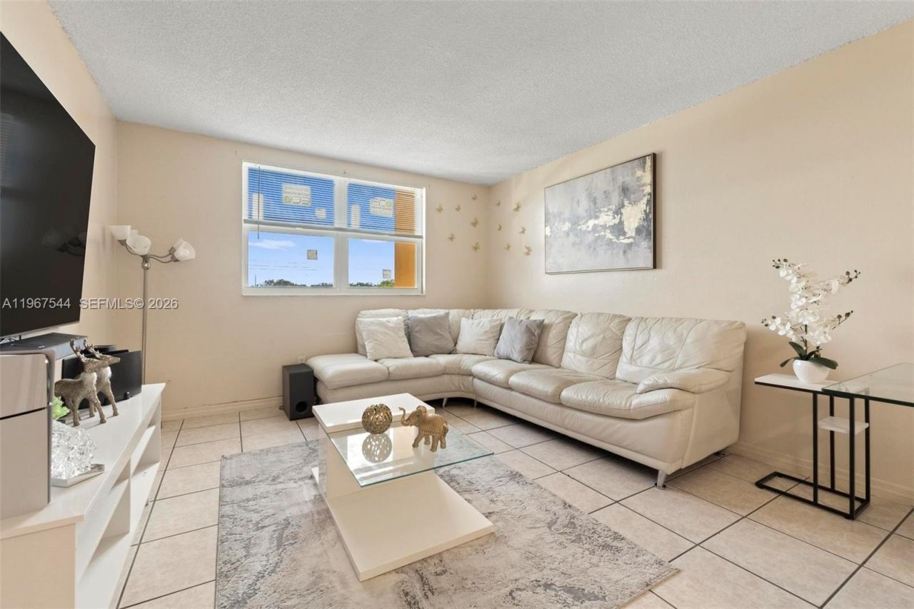 606 W 81st St , Unit 302, Hialeah, FL 33014 Photo