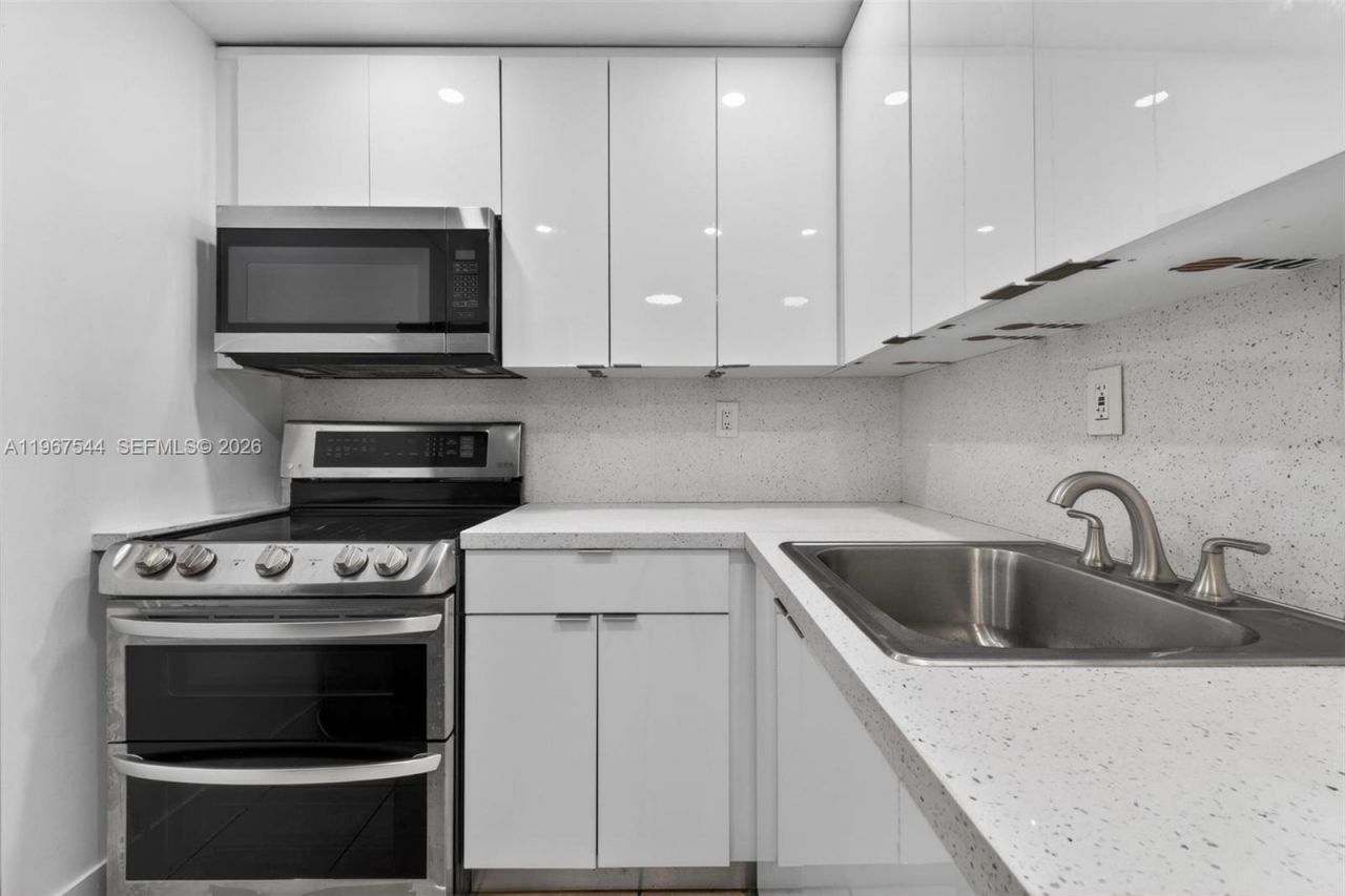 606 W 81st St, Unit 302, Hialeah, FL 33014 Photo