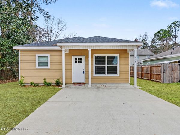 2705 N 11th Street, Ocean Springs, MS 39564