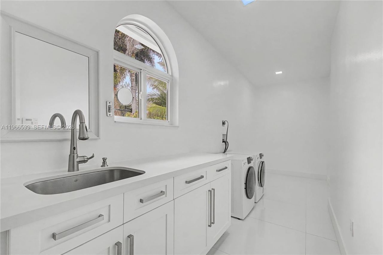 8305 NW 157th Ter, Miami Lakes, FL 33016 Photo