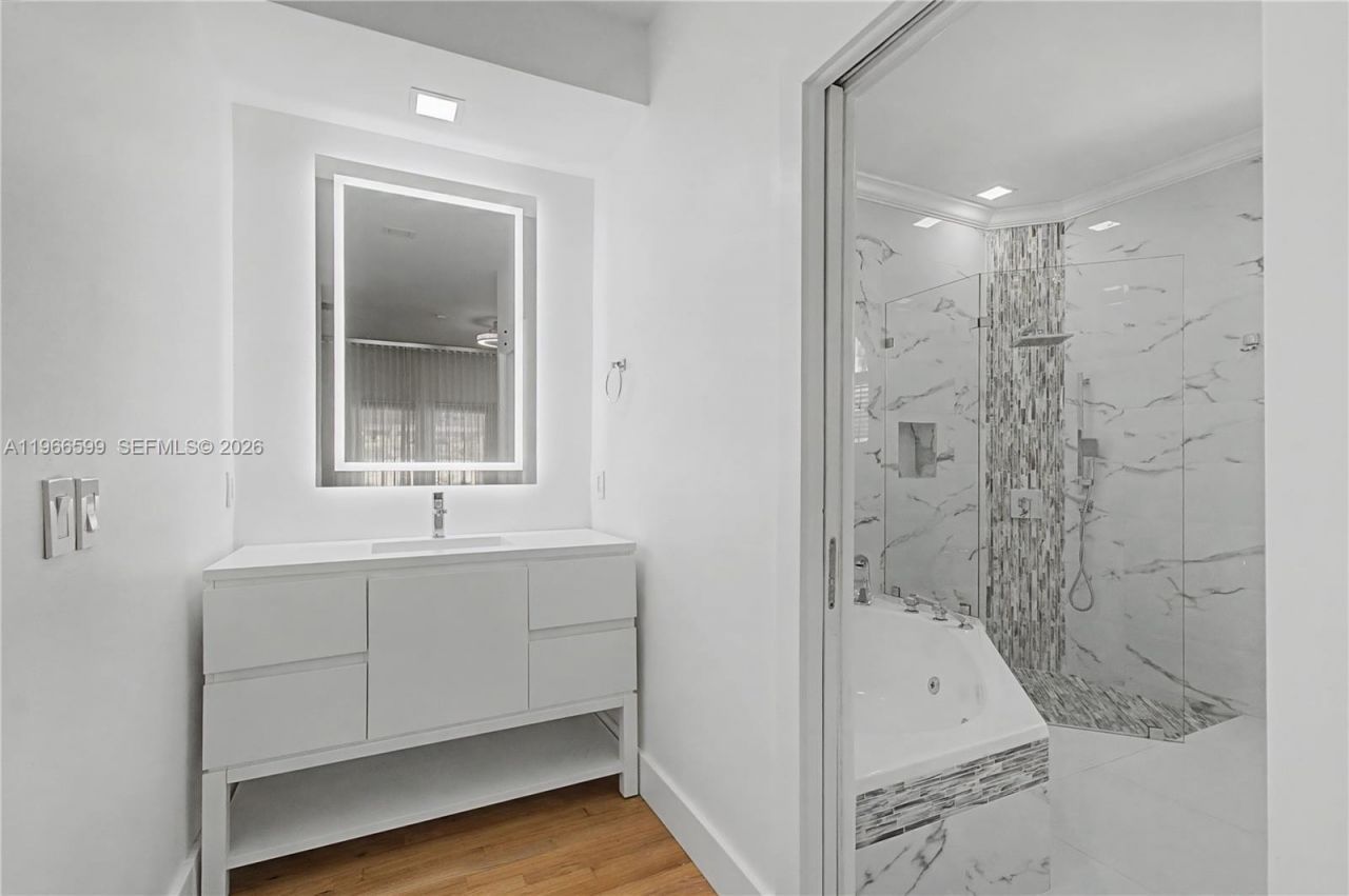 8305 NW 157th Ter, Miami Lakes, FL 33016 Photo