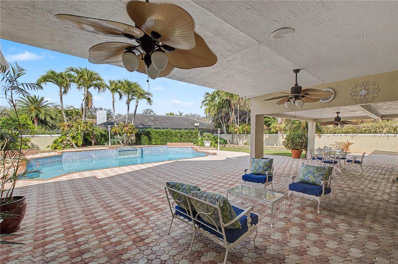 8305 NW 157th Ter, Miami Lakes, FL 33016 Photo